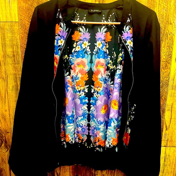 Beautiful lightweight jacket. - Picture 2 of 4